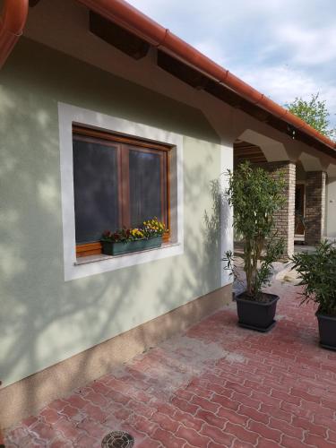 a house with a window with flowers in it at Gönyüi álom kuckó in Gönyů