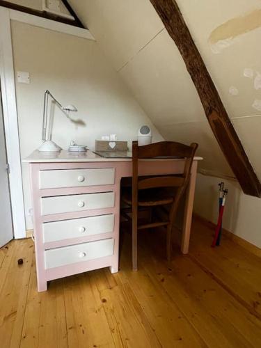 Photo de la galerie de l'établissement Belle maison de vacances avec piscine chauffée, à Trémouille