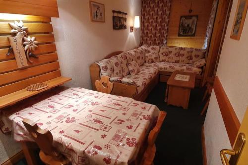 - un salon avec une table, un canapé, une table et une table dans l'établissement Appartement residence Chanteneige Les Menuires centre croisette au pieds des pistes, aux Menuires