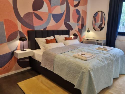 Ένα ή περισσότερα κρεβάτια σε δωμάτιο στο maremar - Design im Zentrum - Luxus Boxspringbetten - Arbeitsplätze & Highspeed WLAN - Balkon