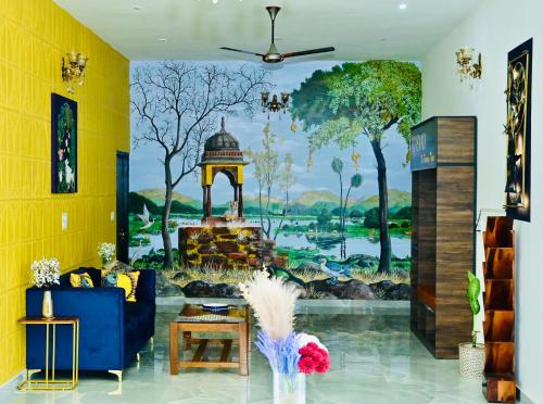 salon z dużym obrazem na ścianie w obiekcie Aijasvan Resort w mieście Sawai Madhopur