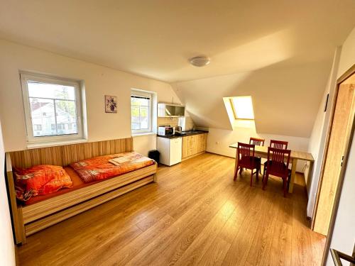 Å½enklavaにあるHospůdka a Ubytování U Mituchaのベッド、テーブル、椅子が備わる客室です。