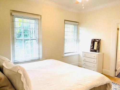 sypialnia z białym łóżkiem i 2 oknami w obiekcie 30 Sec Walk to Beach w mieście Nassau