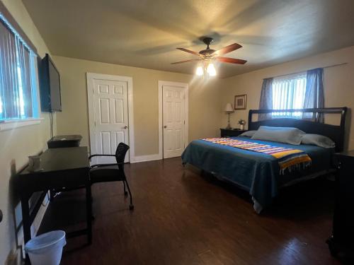 Schlafzimmer mit einem Bett und einem Deckenventilator in der Unterkunft Private room in southern home in San Antonio