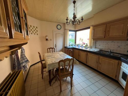 Vakantiehuis Santoriniにあるキッチンまたは簡易キッチン