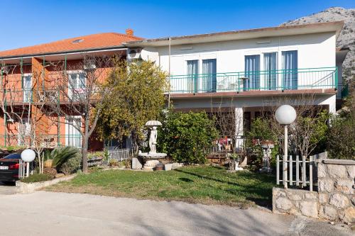 Tinka, Apartment No 1