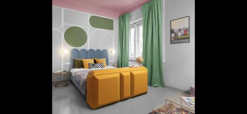 een slaapkamer met een geel bed en groene gordijnen bij Design Apartment at the Parliament in Boedapest