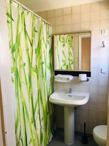 baño con lavabo y cortina de ducha en Hostel A Ponte Saldanha, en Lisboa