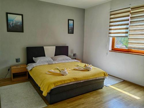 Ένα ή περισσότερα κρεβάτια σε δωμάτιο στο Apartman Lola
