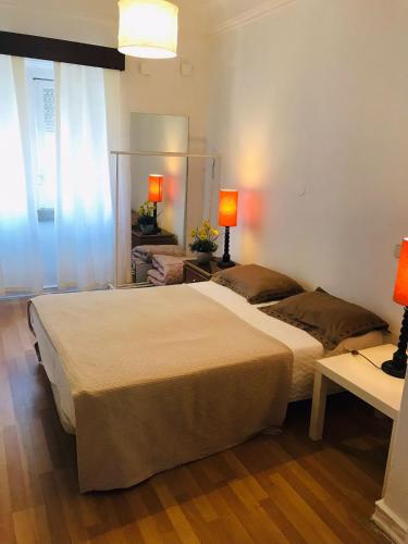 1 dormitorio con 2 camas y 2 lámparas en una mesa en Hostel A Ponte Saldanha, en Lisboa