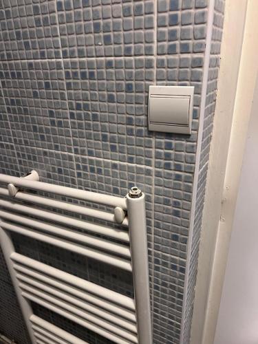 une pièce avec un radiateur sur le côté d'un bâtiment dans l'établissement Logement entier F2 Stade de France, à Saint-Denis