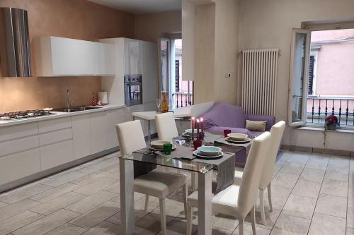 a kitchen and dining room with a table and chairs at Appartamento di lusso Corso d'Augusto Rimini in Rimini