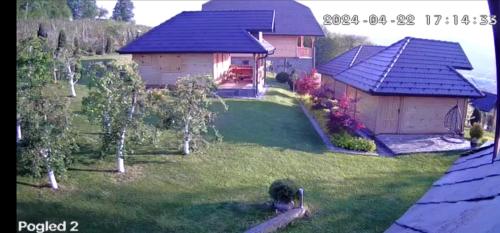 eine Luftansicht eines Hauses mit Hof in der Unterkunft Apartmani Suncevica in Arilje