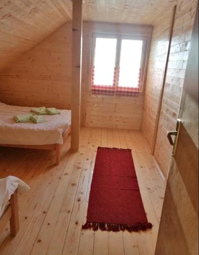 Großes Zimmer mit einem Bett und einem Fenster in der Unterkunft Apartmani Suncevica in Arilje