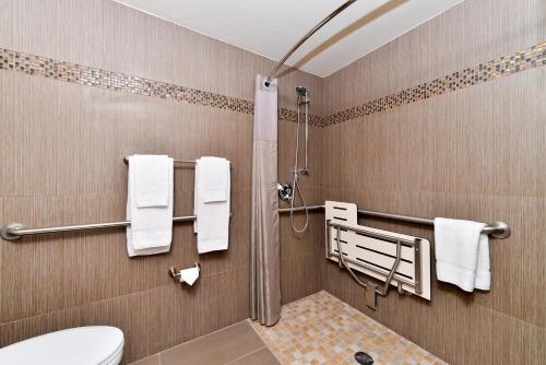 uma casa de banho com WC e toalhas em Days Inn by Wyndham Brawley em Brawley