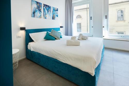 1 dormitorio con 1 cama grande con detalles en azul en Suite Meravigli - Incredibile posizione DUOMO e CASTELLO, en Milán