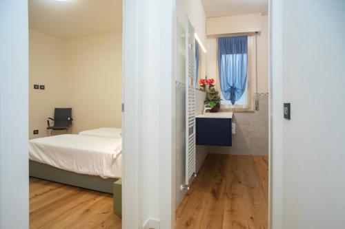 a bedroom with a bed and a desk and a window at Casa Lina in Bardolino