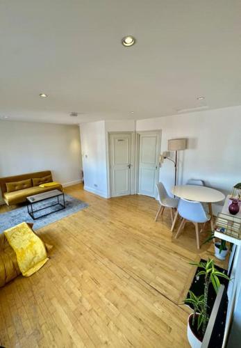 a living room with a couch and a table at Victoria - 1 bedroom appartment 4 people in London