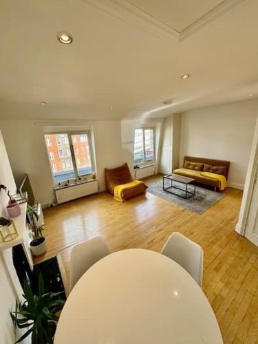 a large living room with a table and a couch at Victoria - 1 bedroom appartment 4 people in London