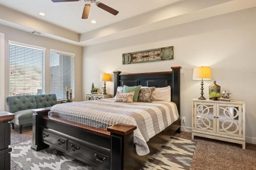 une chambre avec un lit, une chaise et une fenêtre dans l'établissement Zion's Edge townhouse, à Washington