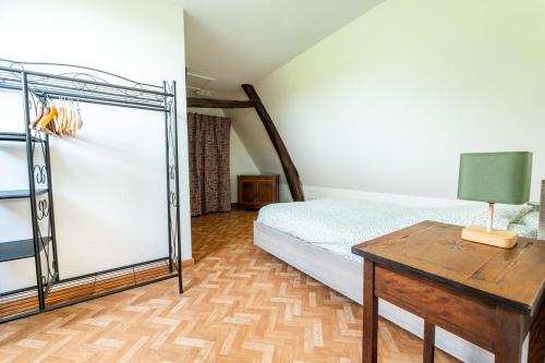 een slaapkamer met een bed en een bureau. bij L'échappée belle in Fontenay