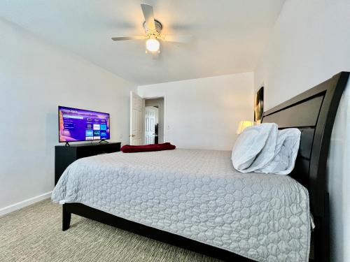 sypialnia z łóżkiem i telewizorem z płaskim ekranem w obiekcie Worley's House w mieście Rockdale