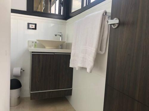 Ένα μπάνιο στο 2004 El Poblado cute and cozy apartment