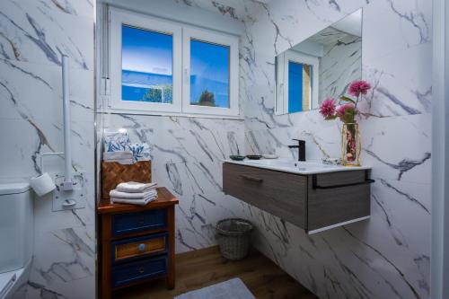 a bathroom with a sink and a mirror at Casa Lela Dumbria in Dumbría
