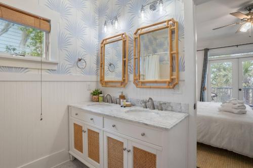 een badkamer met een wastafel, een spiegel en een bed bij Fripp Island 94 Davis Love Dr in Fripp Island