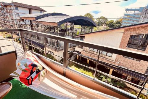 un'amaca su un balcone accanto a un edificio di Casa con Amor Newly Renovated Boho Home QC a Manila