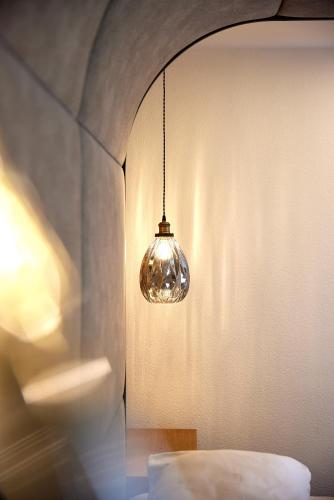 una luz colgando de una pared en una habitación en Hotel Gasthof Siggen, en Neukirchen am Großvenediger