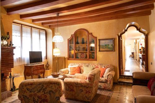 a living room with a couch and a tv at Casa Victor Riu in Piera