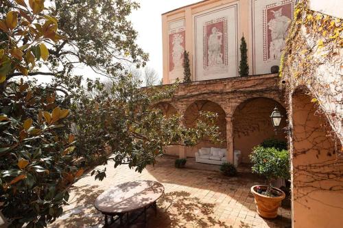 a courtyard with a table and a building at Casa Victor Riu in Piera