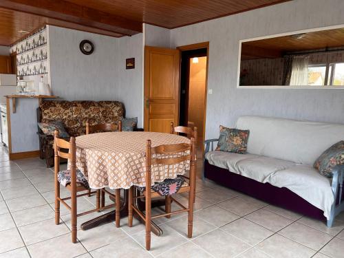 un salon avec une table et un canapé dans l'établissement Maison Brem-Sur-Mer, à Brem-sur-Mer