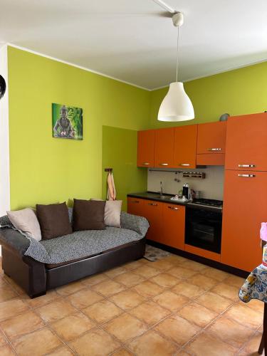 a living room with a couch and a kitchen at Casa Rosa in Elice