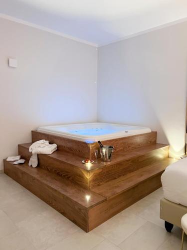 a room with a bath tub in a room at DIMORA BIANCA in Triggianello