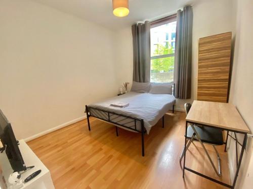 ロンドンにあるDouble Room Near Central Londonのベッドと窓が備わる小さな客室です。