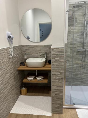 een badkamer met een wastafel en een spiegel bij RG MAISON in Morino