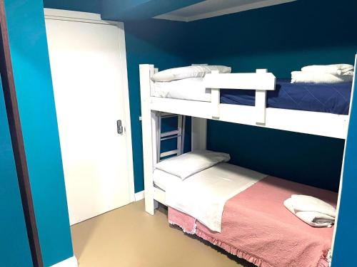 2 Etagenbetten in einem Zimmer mit blauer Wand in der Unterkunft Bed and Breakfast Napoli Centro storico in Neapel