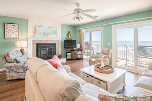 Ruang duduk di Ocean Dunes1st Floor Townhouse - Oceanfront with Pools - Kure Beach