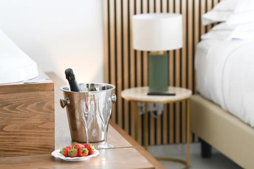 a knife in a bucket on a table next to a bed at DIMORA BIANCA in Triggianello