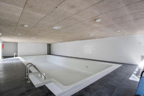 ソトグランデにあるCasa Algo luxe appartement met terras aan zee 133 m2の天井の客室には大きなバスタブが付いています。