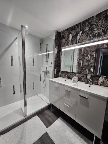Ванная комната в Le Cocoon Chic Grand Appartement familial classé Gîtes de France et meublé 3 étoiles