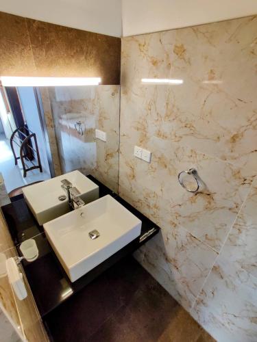 Bilik mandi di Highway Twin Home West wing