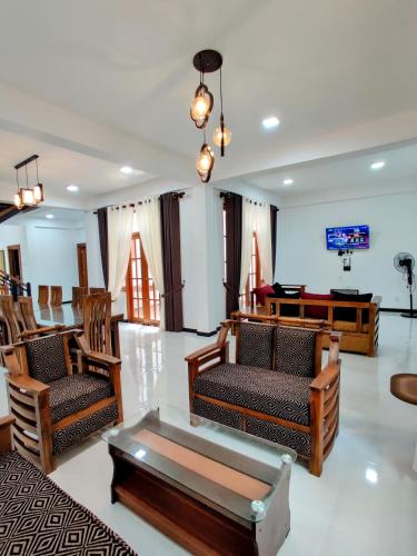 Ruang duduk di Highway Twin Home West wing