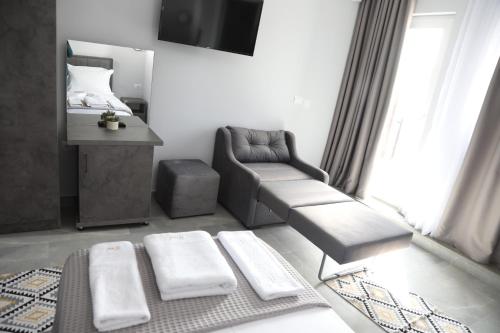 un soggiorno con divano e sedia di DEAL Castle View Rooms a Krujë (Kruja)