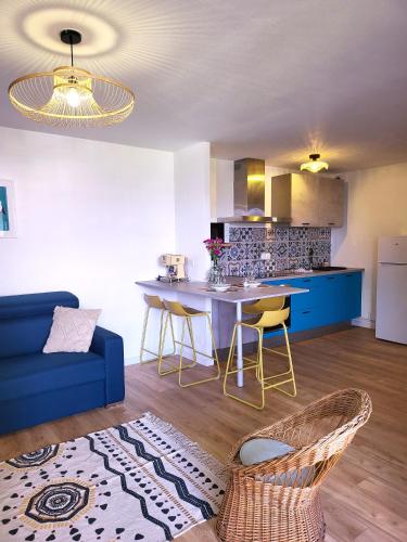 une cuisine et un salon avec une table et des chaises dans l'établissement Les couleurs de Poteries - avec garage gratuit, à Strasbourg