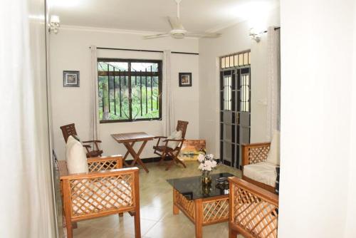 uma sala de estar com um sofá e uma mesa em Two Bedrooms Apartment Moshi em Bunju