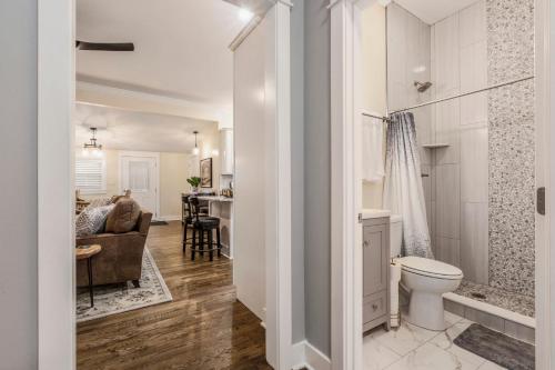 een badkamer met een toilet en een woonkamer bij Highlands Home With Garage in Louisville