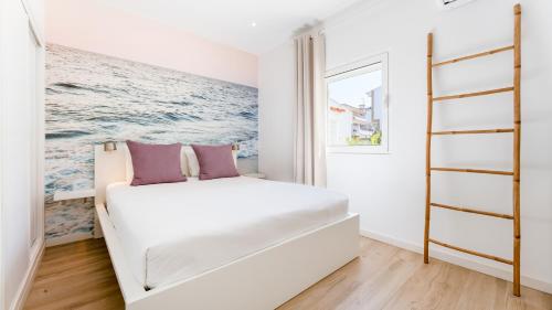 a bedroom with a bed and a painting of the ocean at Relaxing Beach House in Alfamar by LovelyStay in Albufeira